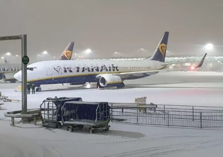 Лондонското летище Станстед затвори заради снеговалеж, ситуацията на Гетуик и Хийтроу също е тежка, отменени са множество полети