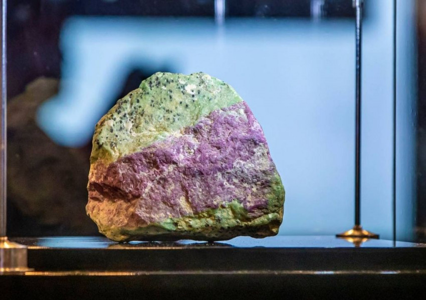 Защо такъв невзрачно изглеждащ камък може да струва цяло състояние от $120 000 000 долара