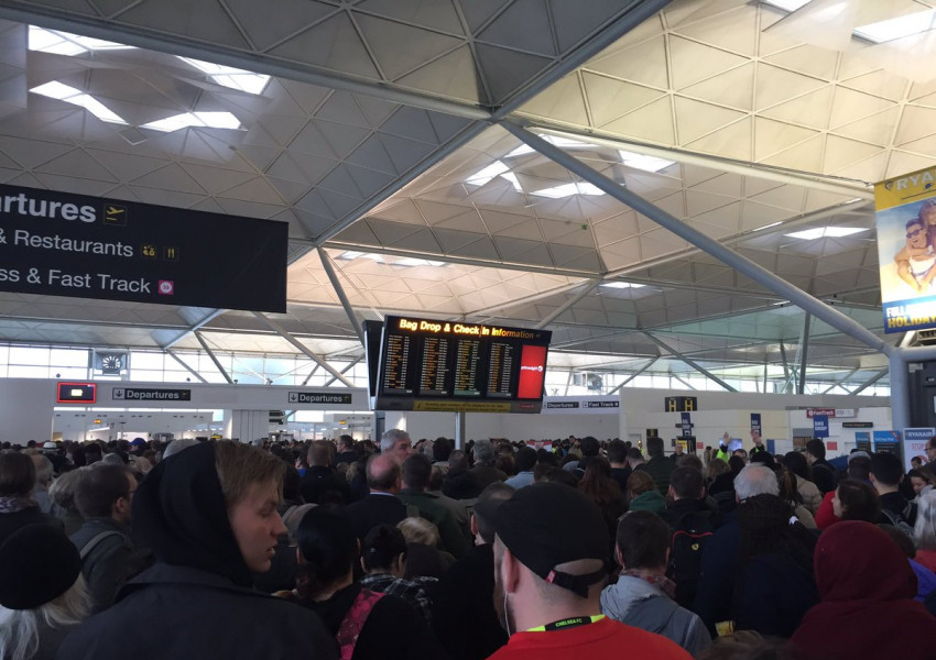 Стотици пътници изпуснаха полета си от летище "Станстед" тази сутрин