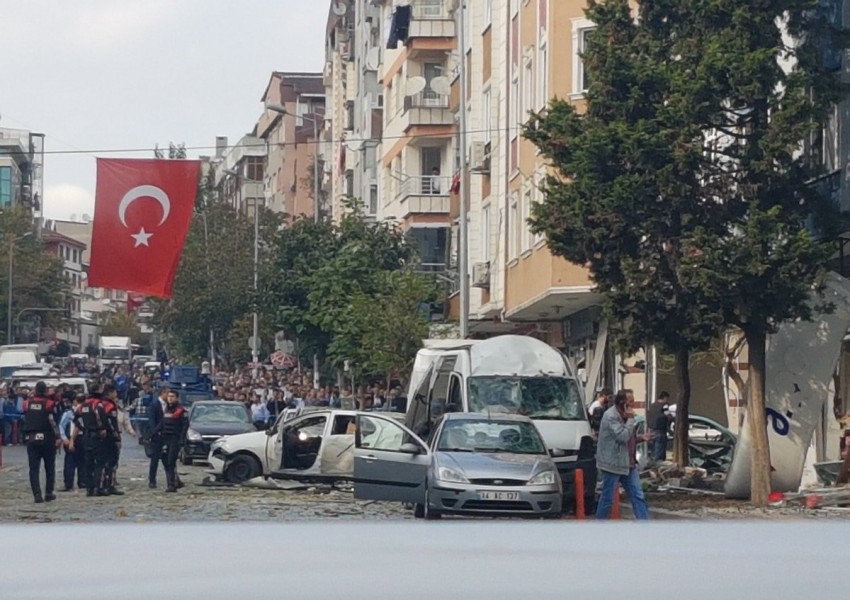 Експлозия и изстрели пред полицейски участък в Истанбул