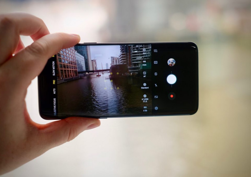 Смартфони на Samsung изпращат снимки на други хора без ваше знание
