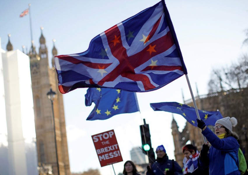 Британското правителство обмисля постоянен митнически съюз с ЕС