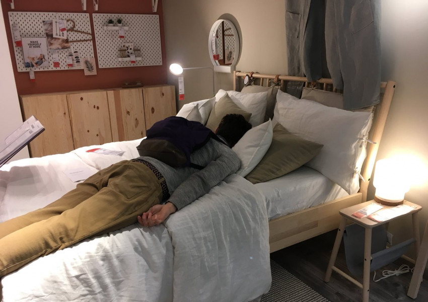 IKEA позволи на клиенти да спят в магазина след катастрофа на М25 (СНИМКИ)