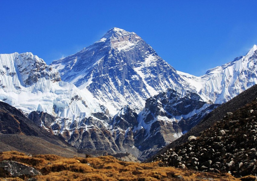 Загиналите на връх Еверест вече са петима за сезона