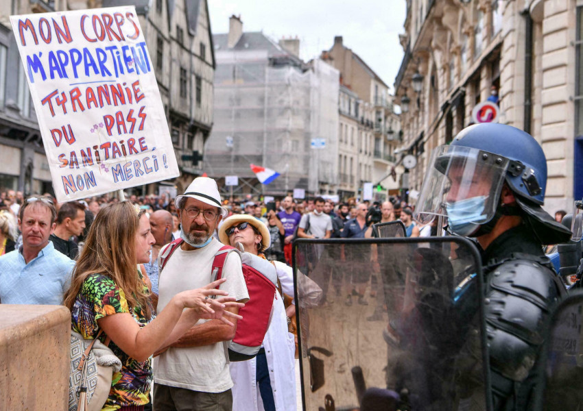 Във Франция продължават протестите срещу ковид-пропуска и задължителното ваксиниране.