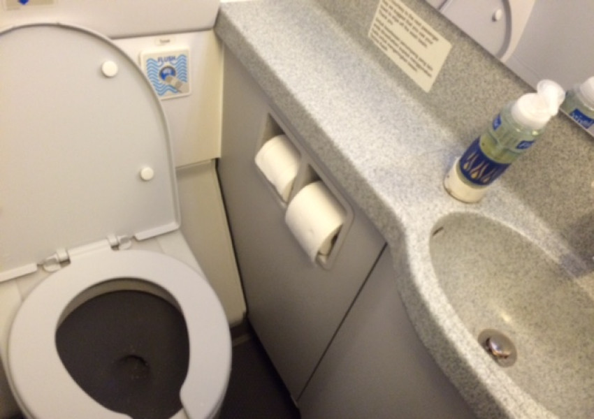 Кое е най-доброто време да използвате тоалетната в самолета?