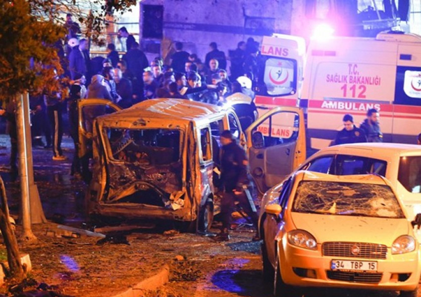 Десетки загинаха при атентати в центъра на Истанбул (ОБНОВЕНА)