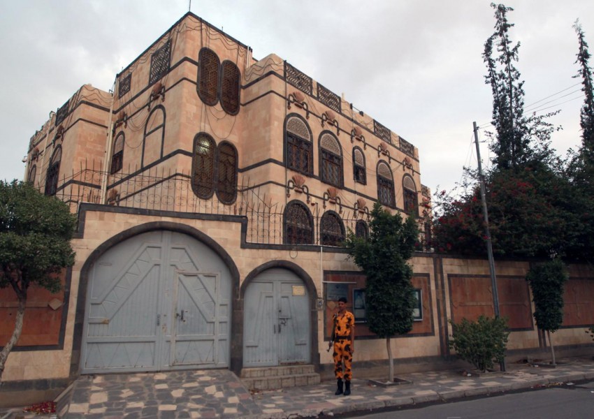 Бомбардираха посолството на Иран в Йемен