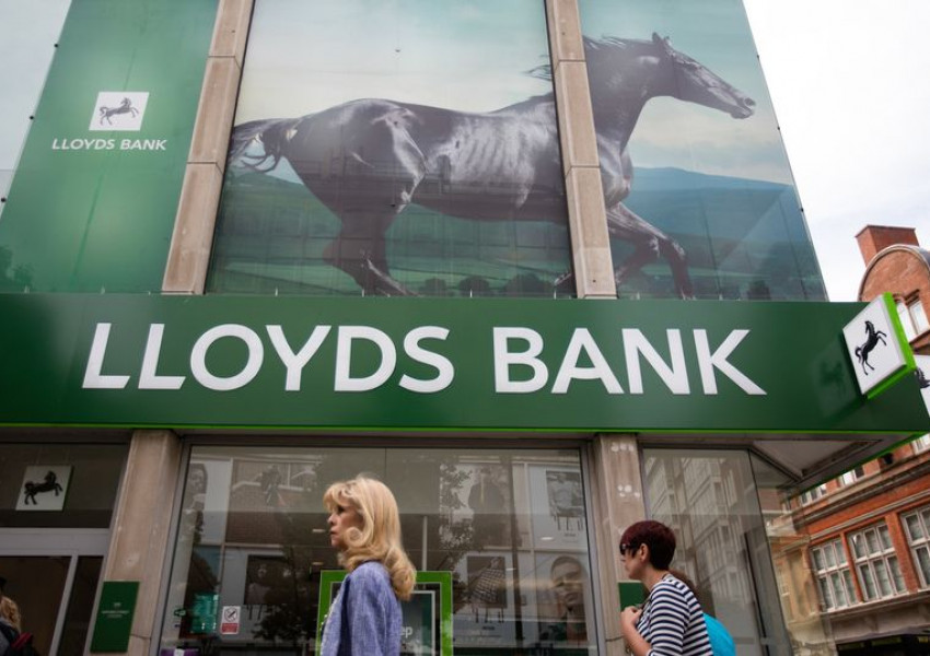 Lloyds връща хиляди паундове на клиентите си заради системна грешка