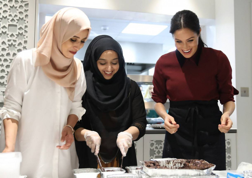 Меган Маркъл готви в обществена кухня в мюсюлмански център (СНИМКИ)