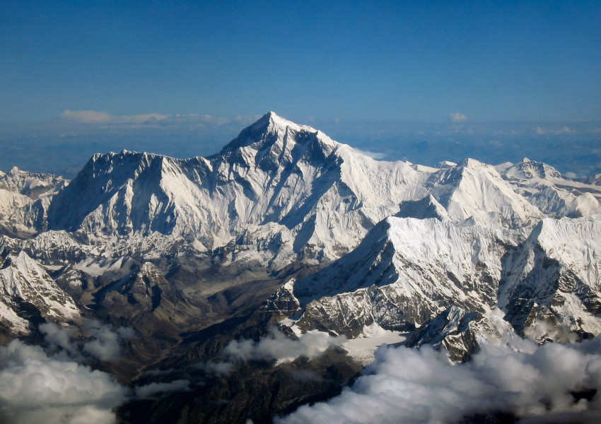Трима алпинисти загинаха на връх Еверест