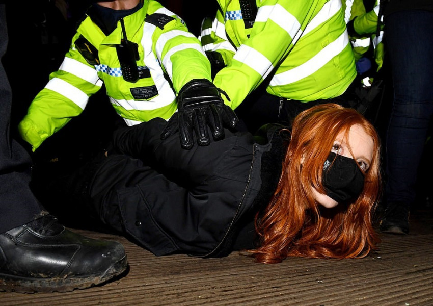 Тежки сблъсъци на протестиращи с лондонската полиция! 