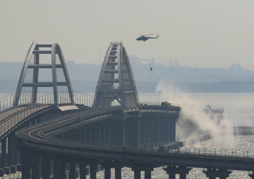 Войната в Украйна: Отново взривиха Кримския мост, бил е ударен с ракети