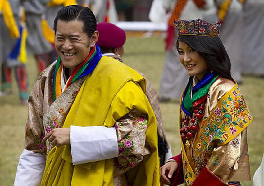 Кралят на Бутан обикаля пеша или с кон царството си, за да следи спазването на ковид-мерките