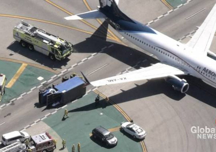 Пътнически самолет се блъсна в камион на летището в Ел Ей