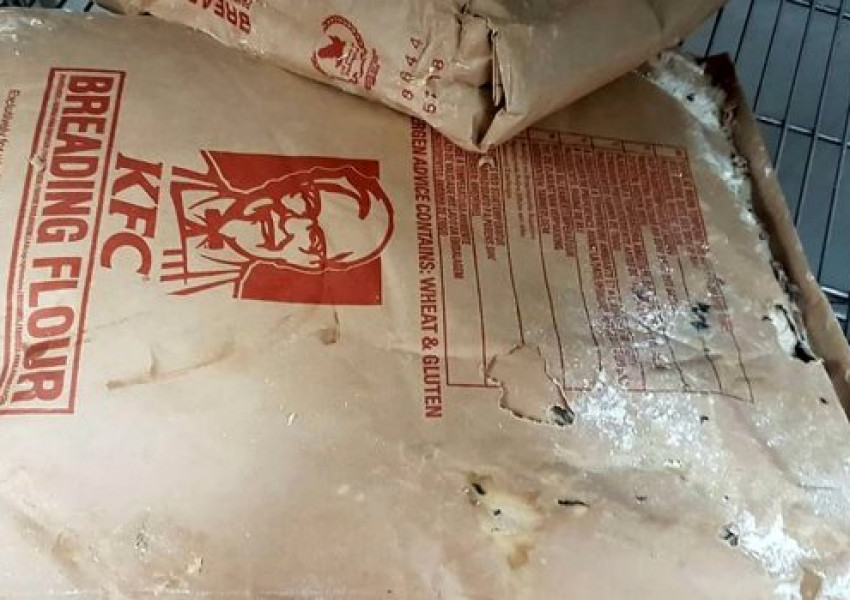 Работник на KFC показа при какви условия се приготвя пилето (СНИМКИ)