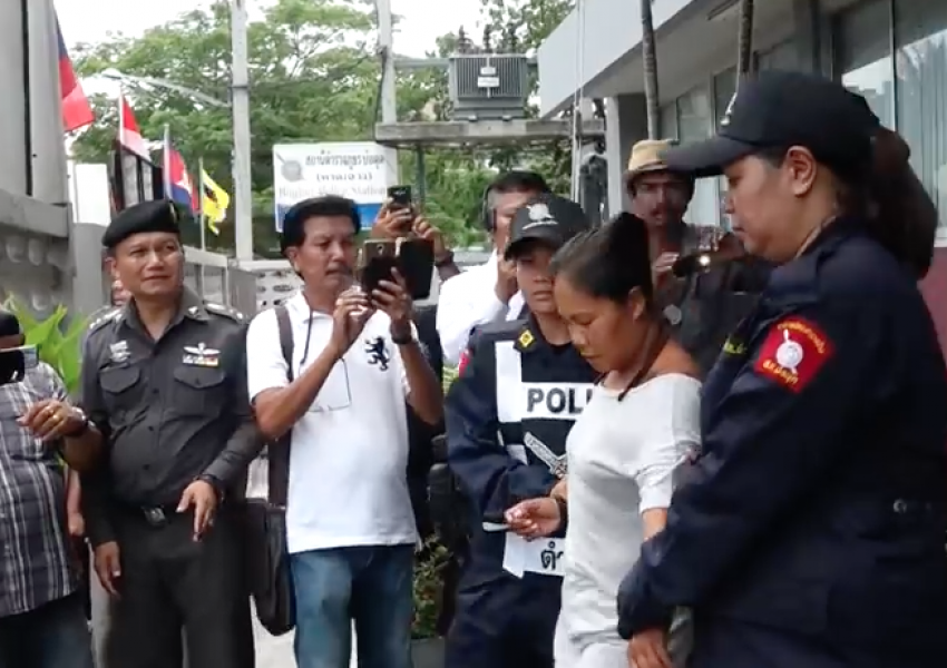 Принудиха тайландка да коленичи пред снимка на покойния крал (ВИДЕО)