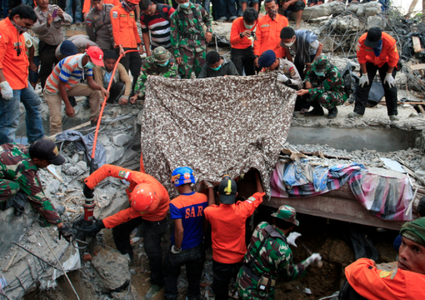 Жертвите в Индонезия – почти 100