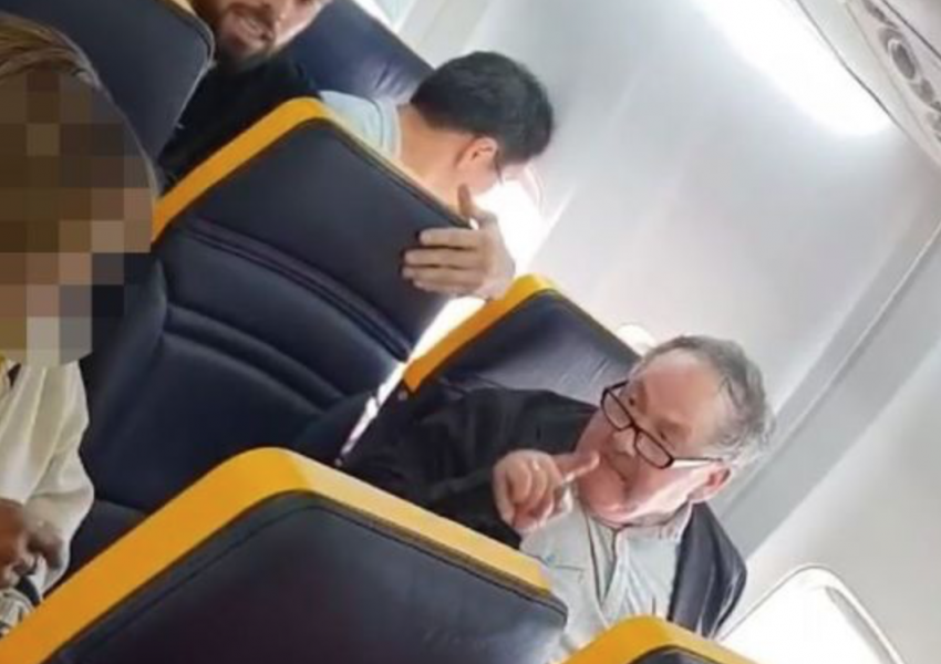 Скандал в самолет! Мъж обижда жена на расистка основа 