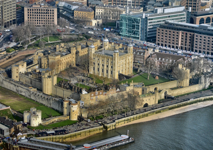 Затвор, дворец, трезор и обсерватория, че и зоологическа градина или Tower of London.