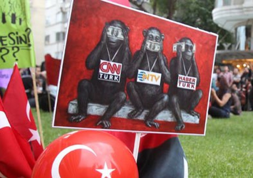Турция затвори над 130 медии
