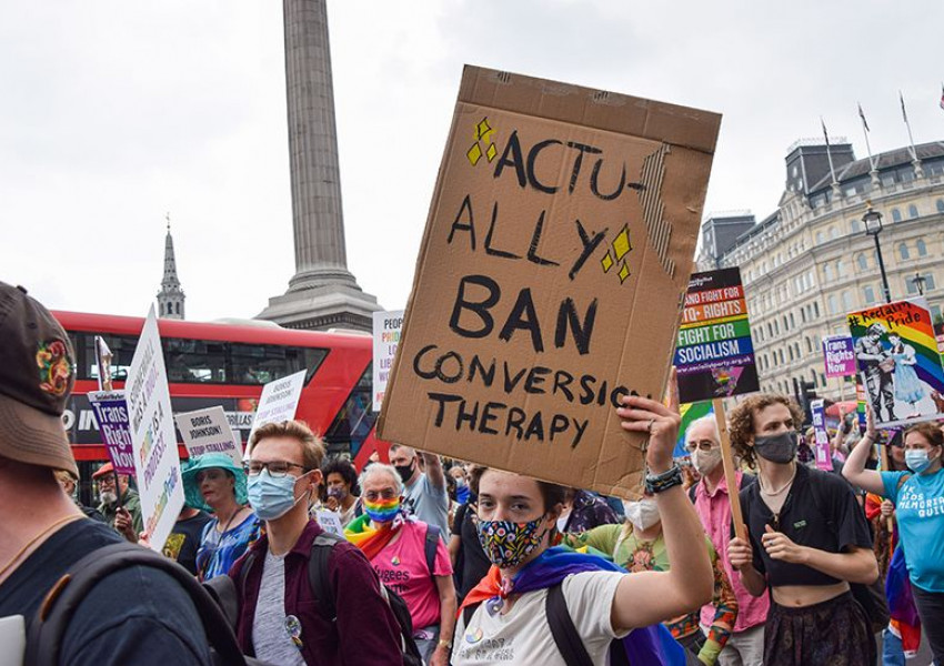 Великобритания ще забрани всички методи за промяна на сексуалността или половата идентичност