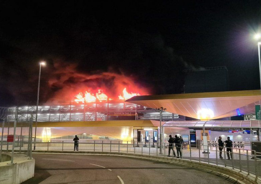 Пожар: На летище Лутън изгоряха над 1500 автомобила, полетите са преустановени