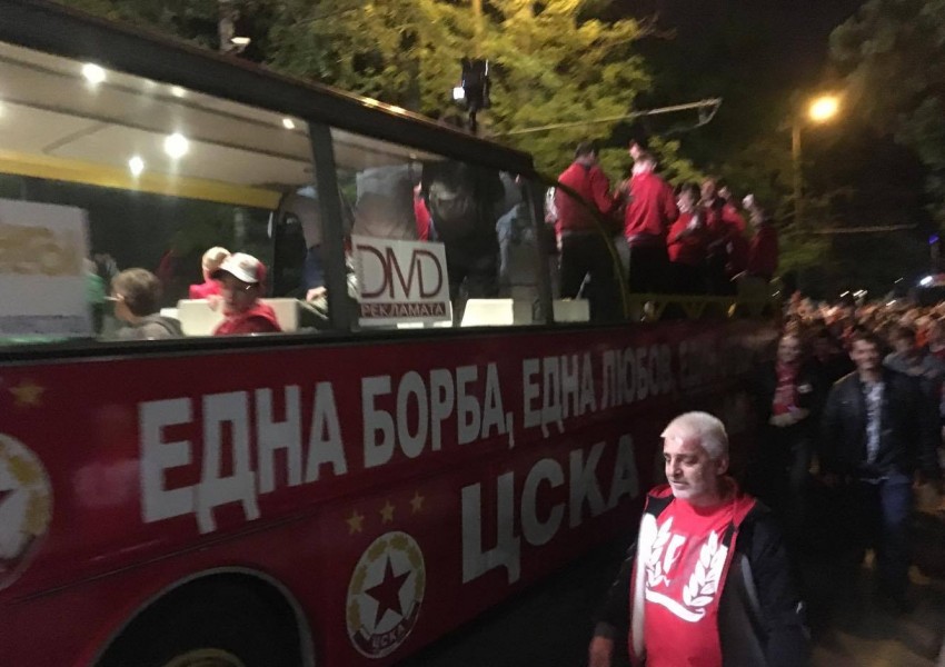 ЦСКА празнува по улиците на София 