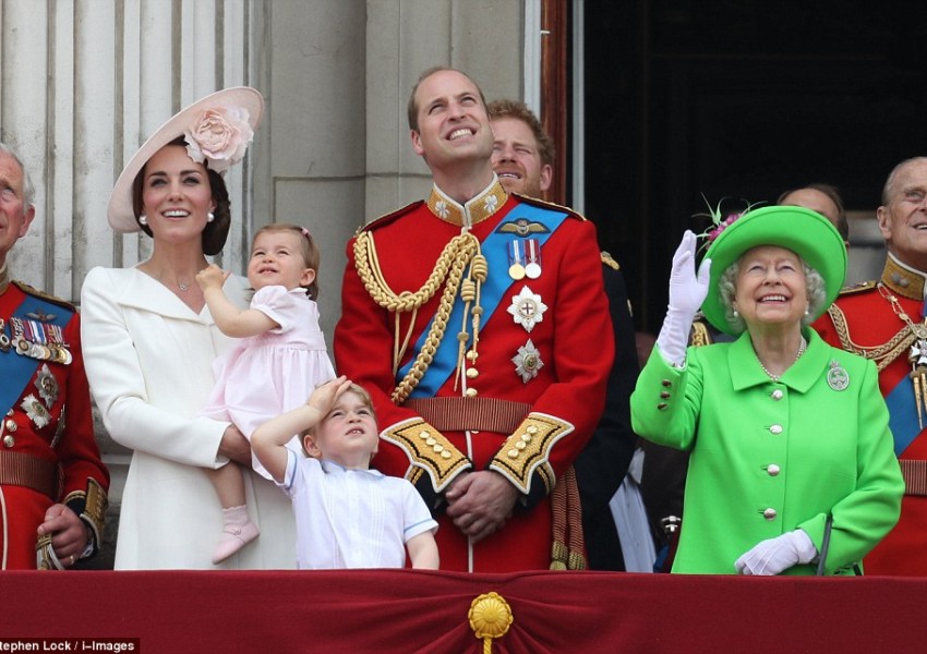 Принцеса Шарлот дебютира на балкона на Бъкингамския дворец (СНИМКИ)