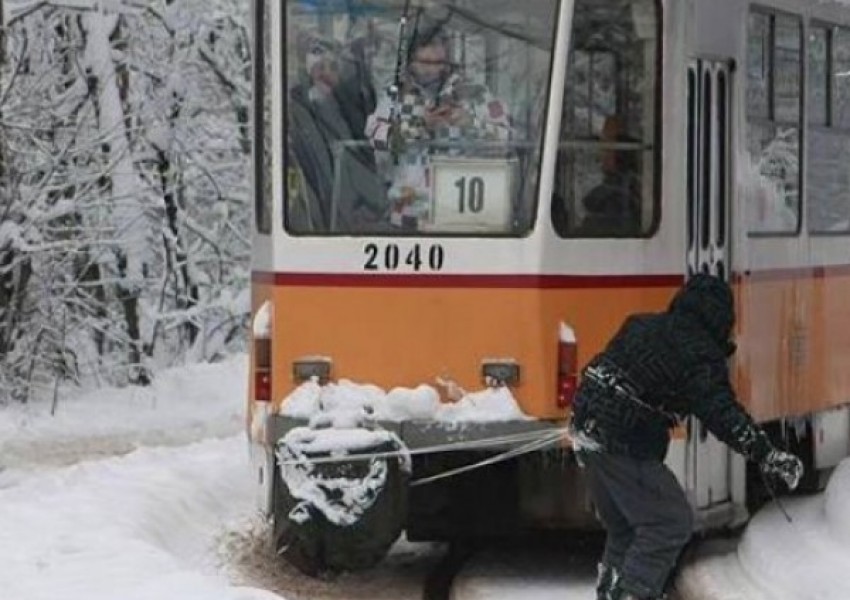 Култово! Софиянец кара сноуборд, вързан за трамвая (СНИМКА)