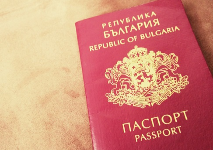 Ето как се купуват фалшиви български паспорти в Гърция