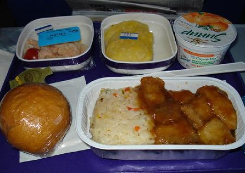 Защо трябва да прибирате таблата за хранене в самолета при кацане