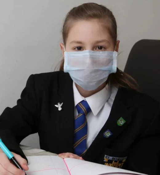Скандал с българче в Англия заради маска в училище