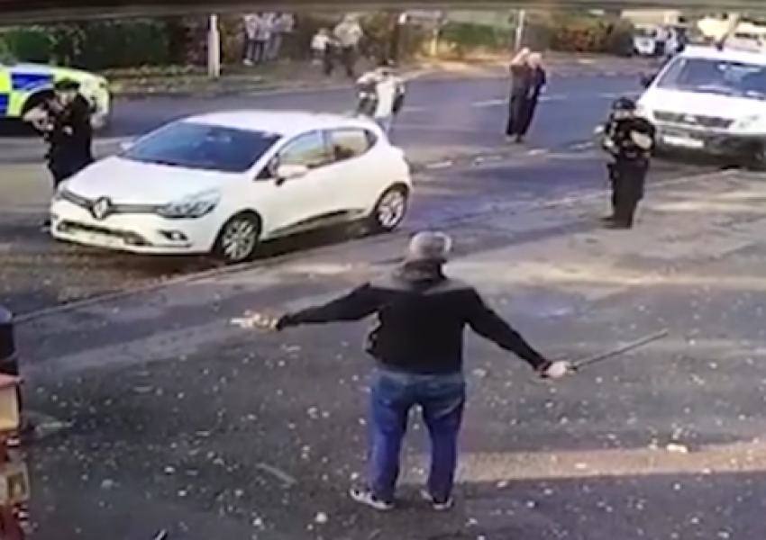 Мъж размаха меч насред улица в британски град  
