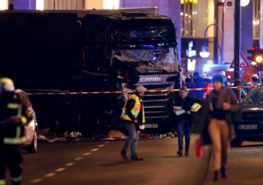 Камион се вряза в тълпа в Берлин