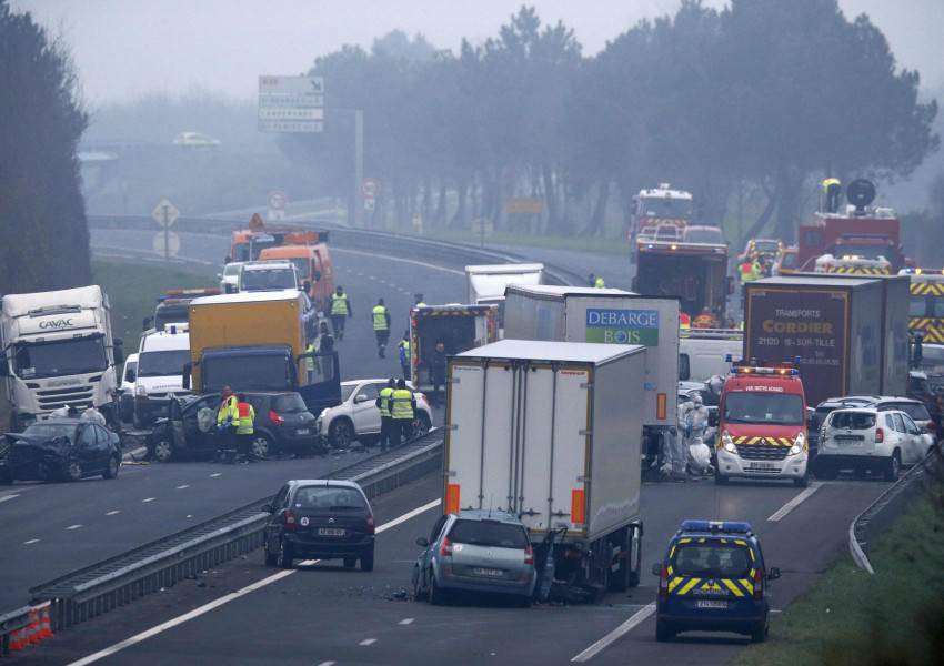 50 коли се нанизаха във верижна катастрофа във Франция, петима загинаха