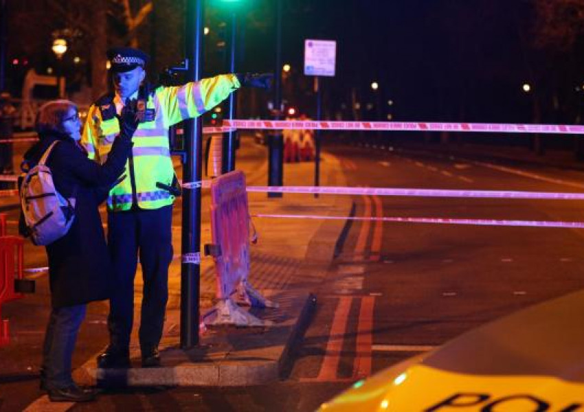 Няколко часа военни и полицаи обезвреждат бомбата в Темза (ВИДЕО)