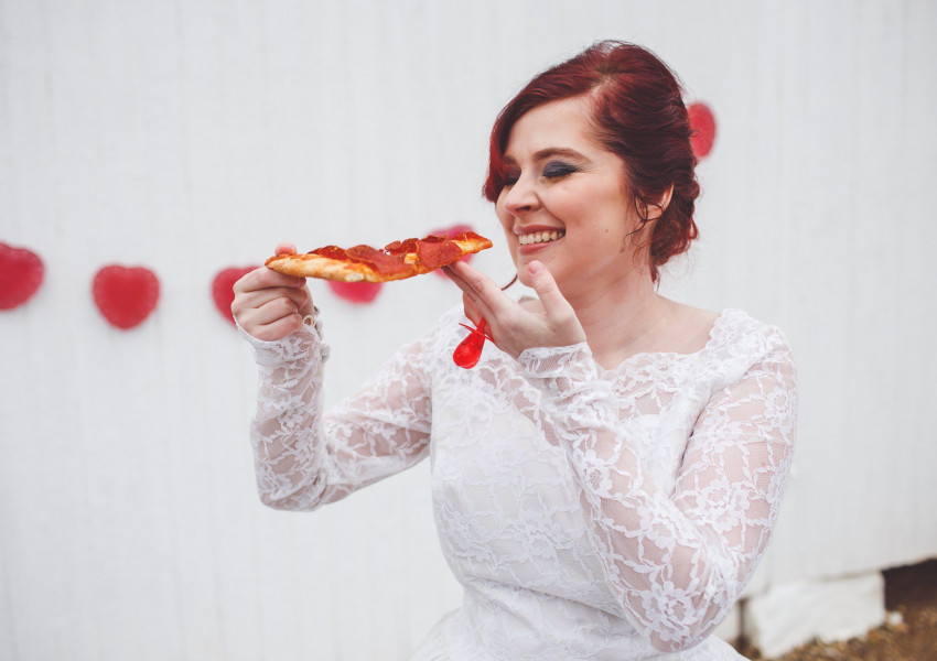 Тийнейджърка се омъжи за парче пица