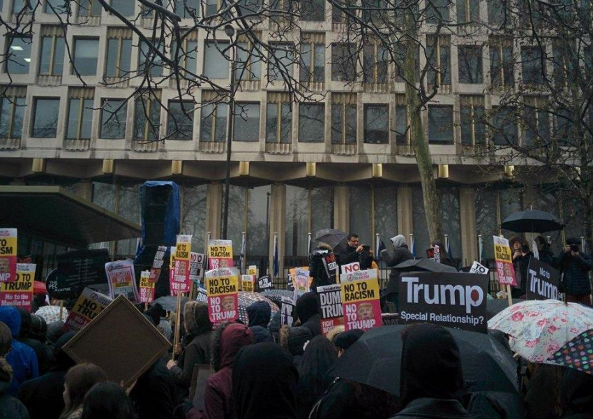 Мащабна демонстрация срещу Тръмп в центъра на Лондон (СНИМКИ)