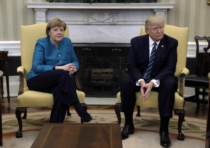 Странният момент, в който Тръмп отказва да подаде ръка на Меркел