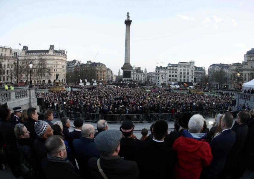 Лондон почете жертвите на атентата с бдение на "Трафалгар" (СНИМКИ)