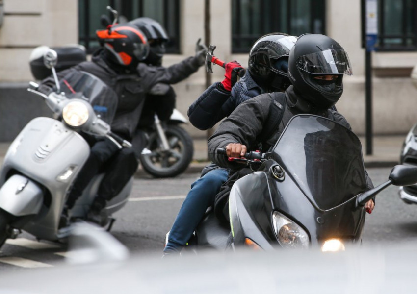 Зловещи моторджии тероризират централен Лондон