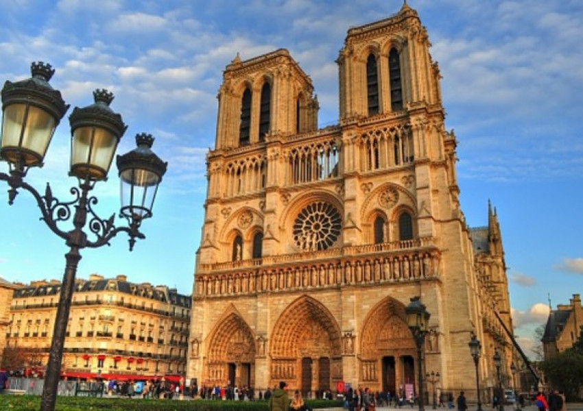 Простреляха нападател пред парижката катедрала Нотр Дам