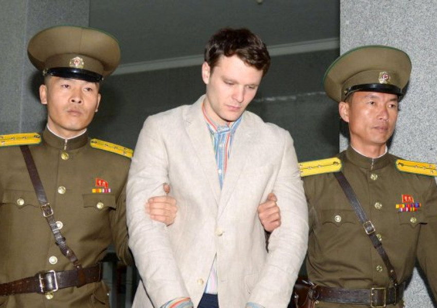 Северна Корея върна арестуван американски студент в кома