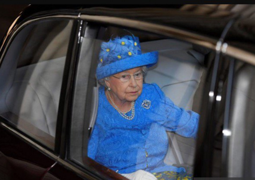 Кралица Елизабет II кара без колан, докладваха я