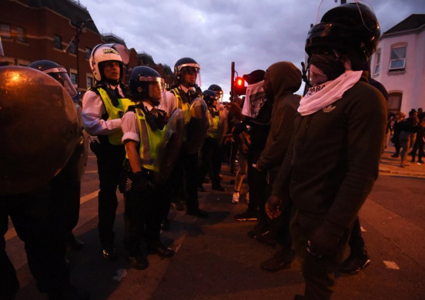 Шестима ранени полицаи при бруталните протести в Източен Лондон
