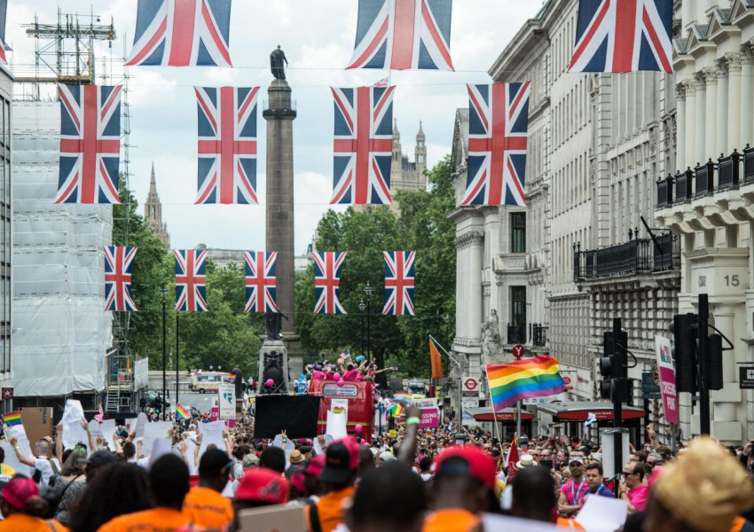 Хиляди хора се събират в центъра на Лондон за ежегодния гей парад