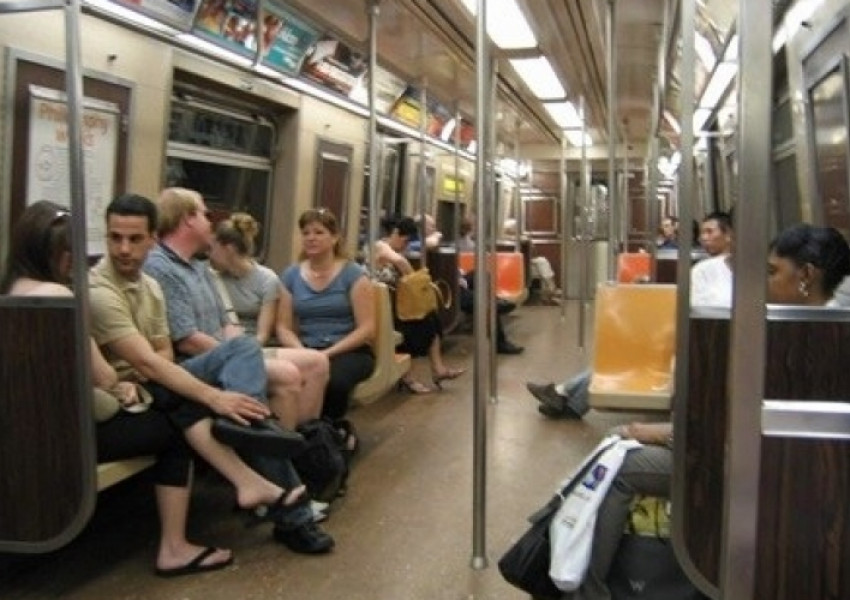 Двойка прави секс в метрото (ВИДЕО 18 +)