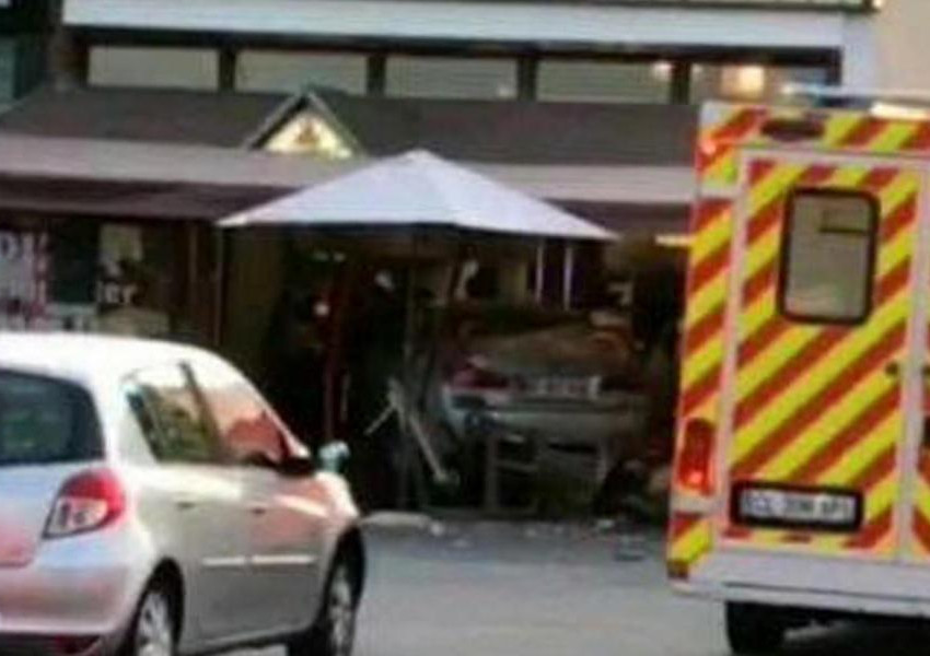 Кола се вряза в ресторант до Париж, загина дете