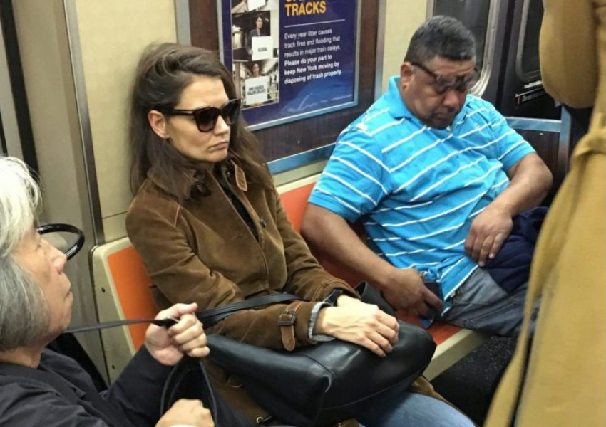 И Кейти Холмс подремва в метрото